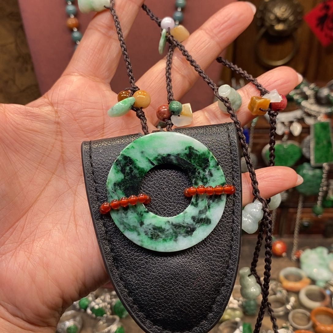 翡翠吊坠(赠链)未镶嵌