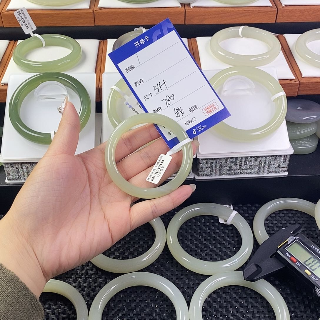 和田玉手镯未镶嵌我**蓉