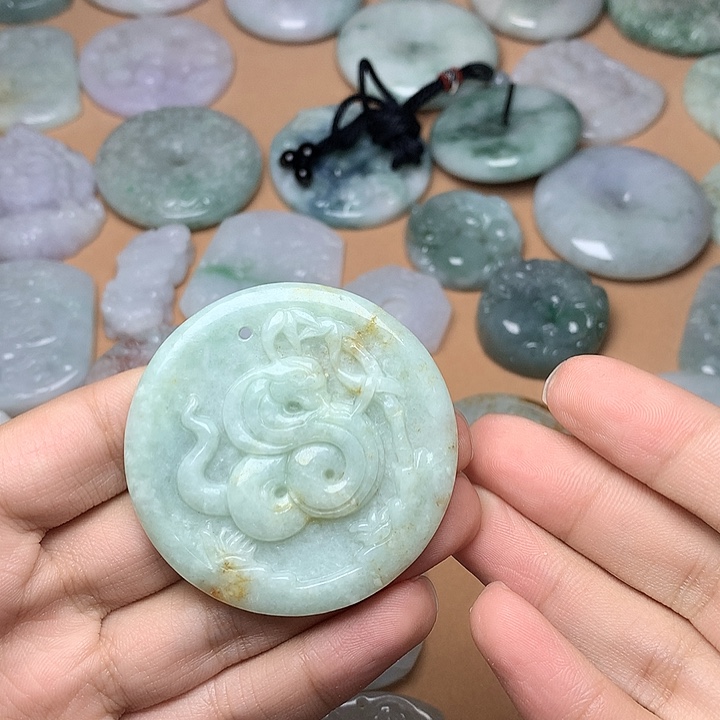 翡翠未镶嵌颈饰蛇牌