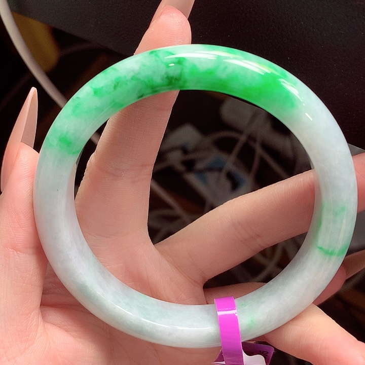 翡翠手镯未镶嵌翡翠