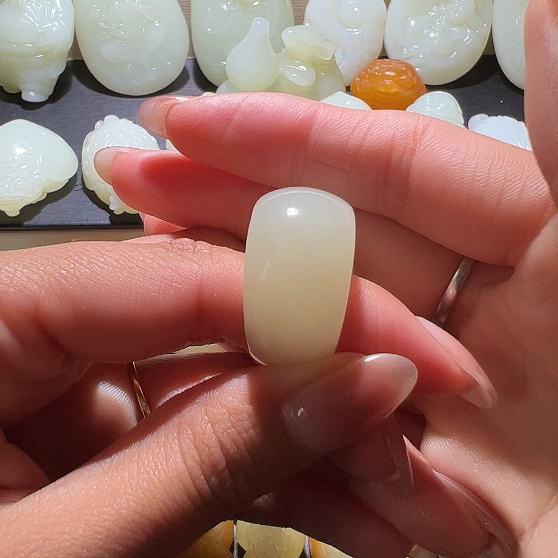 叮***当和田玉未镶嵌颈饰