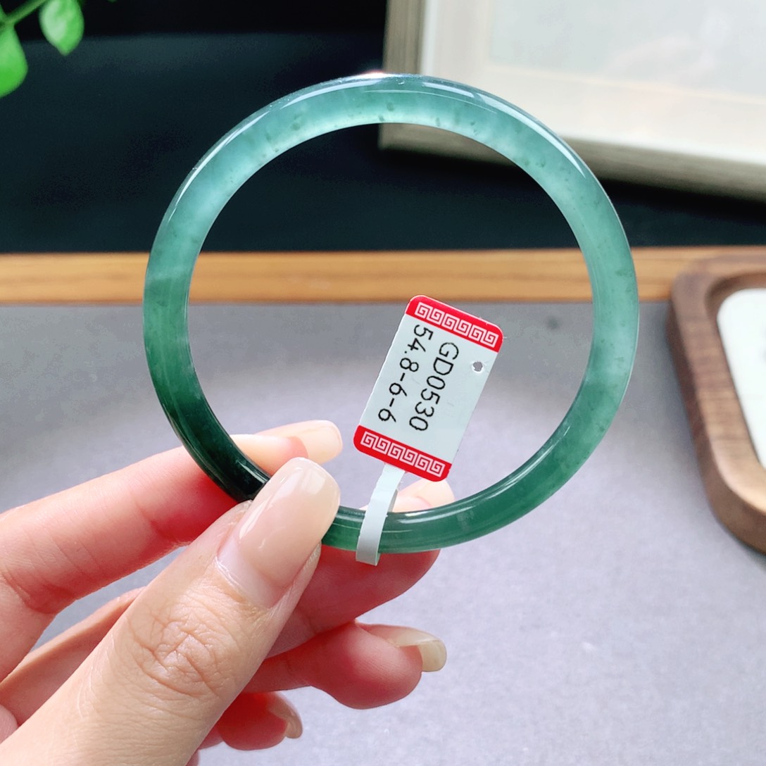 翡翠手镯未镶嵌天然翡翠