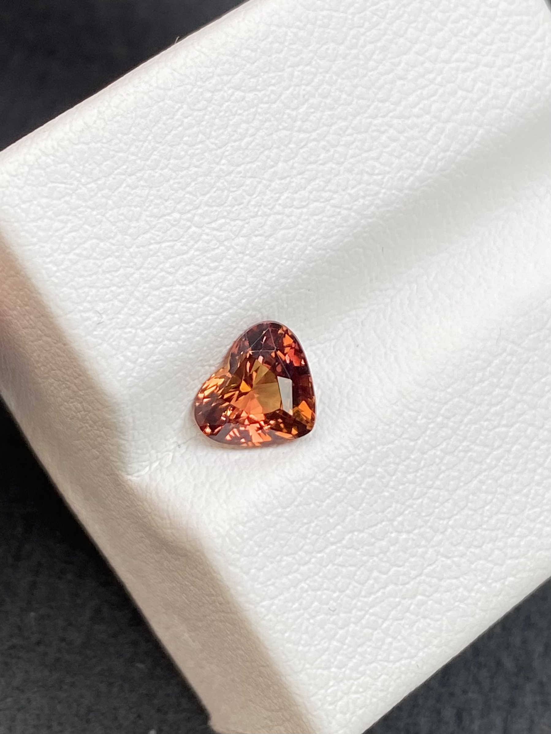 1.07ct无烧橙色小心心蓝宝石