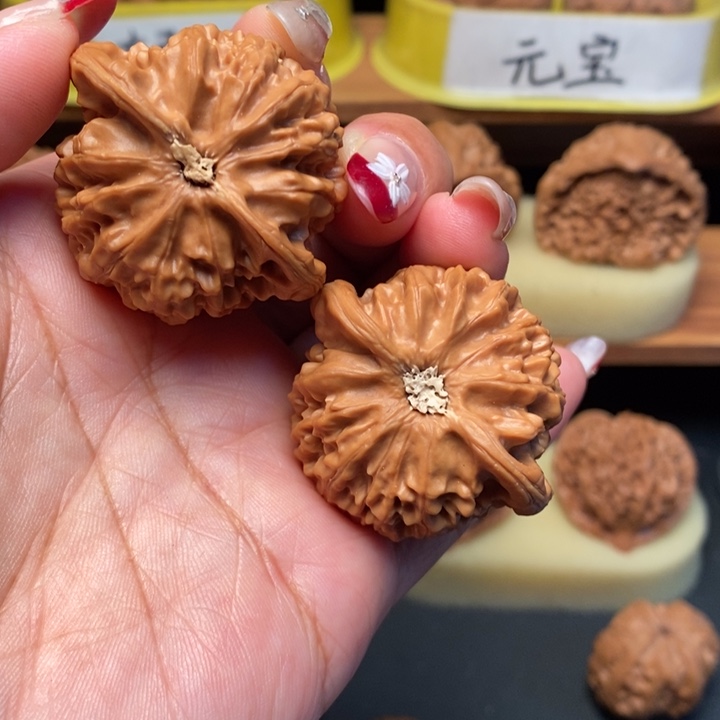青***鹿文玩核桃吊坠40宫灯