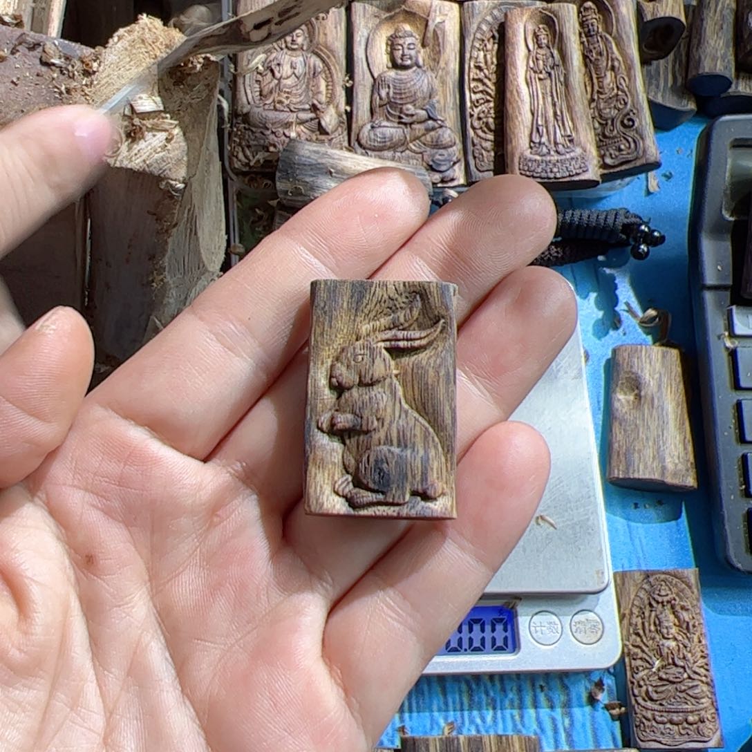 沉香吊坠白棋兔牌3.7克