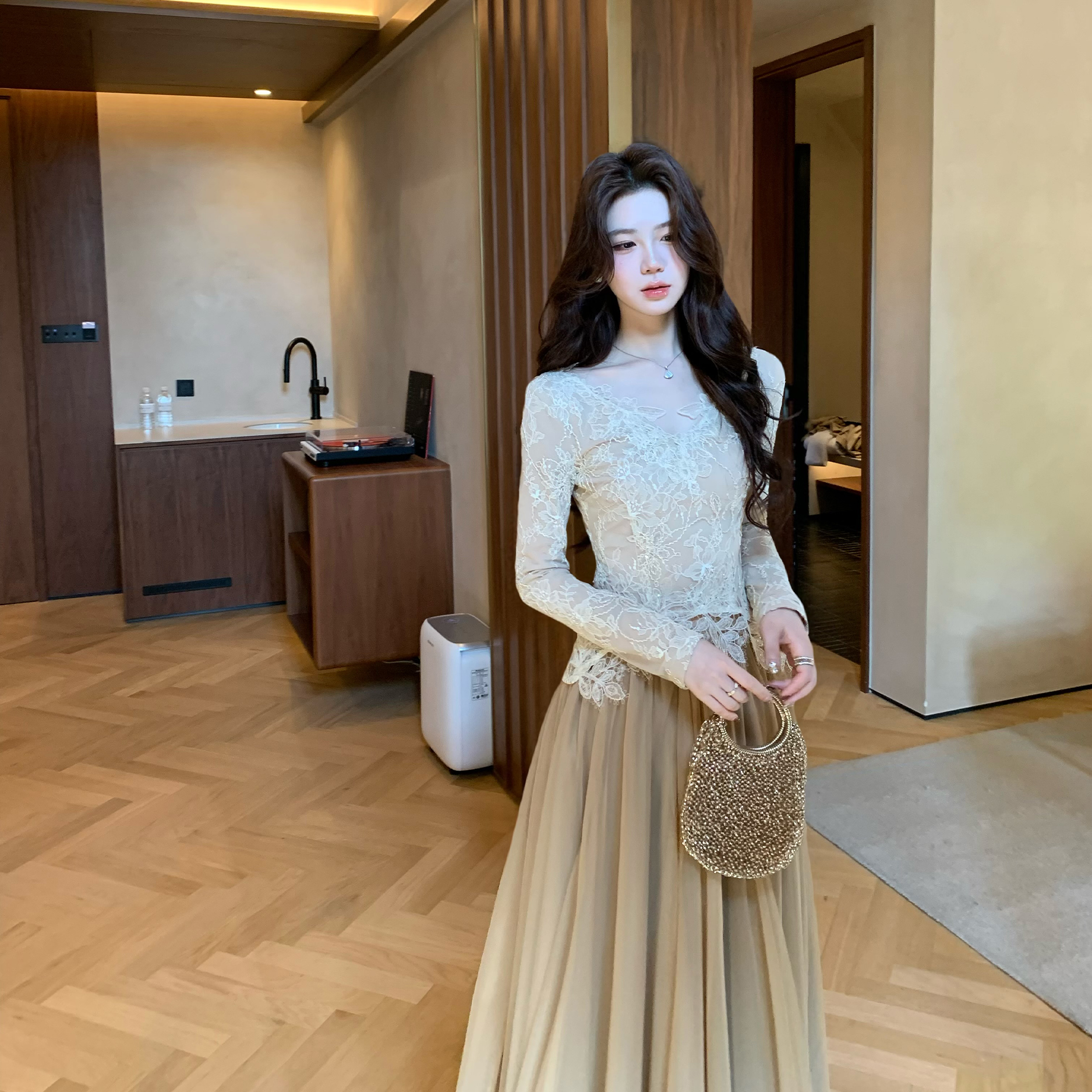 木子李的李【晨雾缎光】设计感V领长袖内搭蕾丝上衣网纱半身裙套装