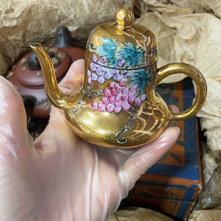 紫砂茶壶原矿泥料，手工制作的一把紫砂壶。