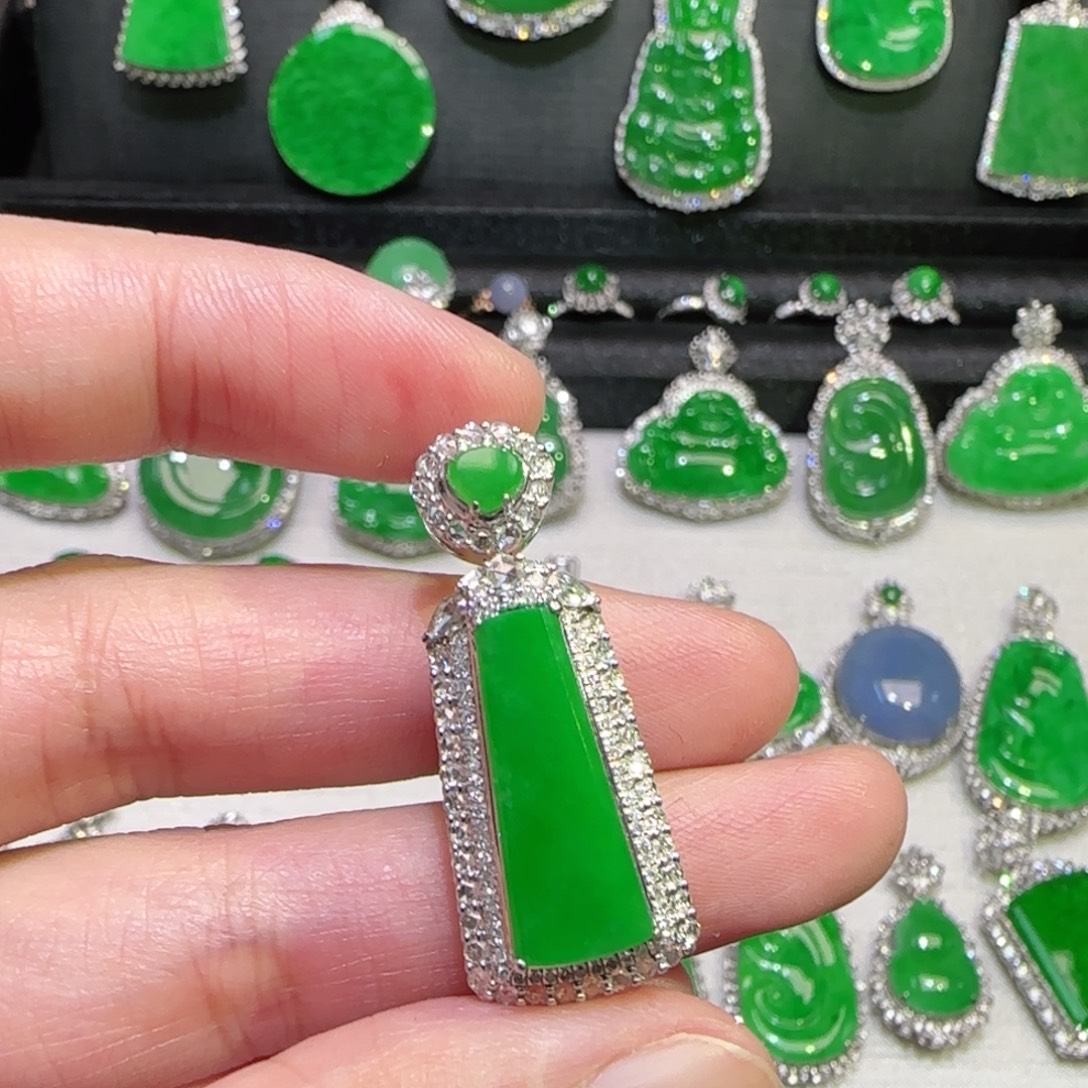 翡翠18K金镶嵌颈饰