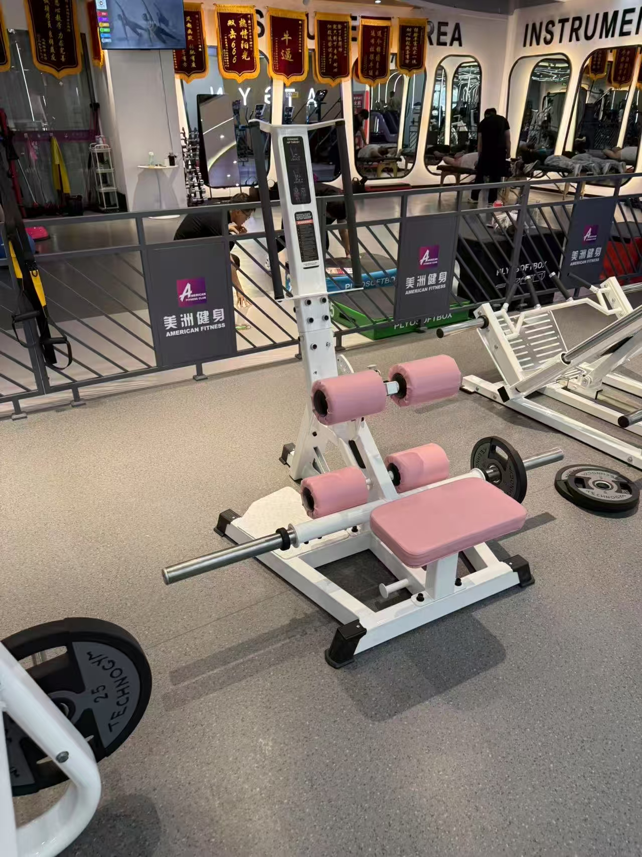 商用白粉色臀部推力机女子塑形反向多功能腿部臀部肌肉训练器