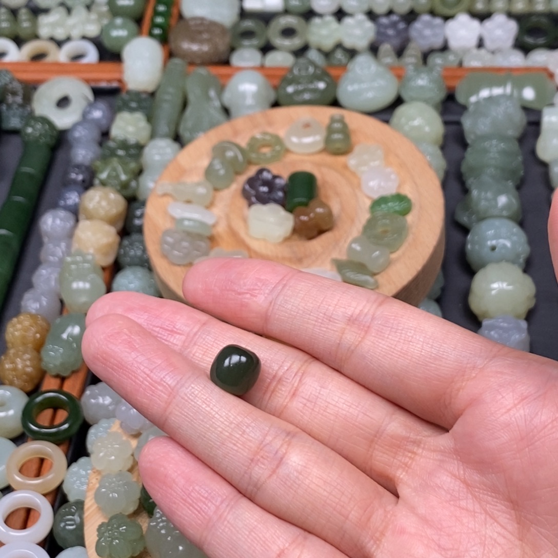 M***和田玉未镶嵌颈饰