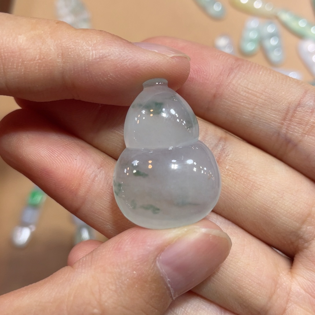 翡翠未镶嵌颈饰葫芦