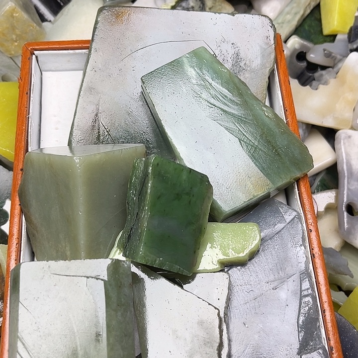 未镶嵌和田玉（糖玉）珠宝奇石立*