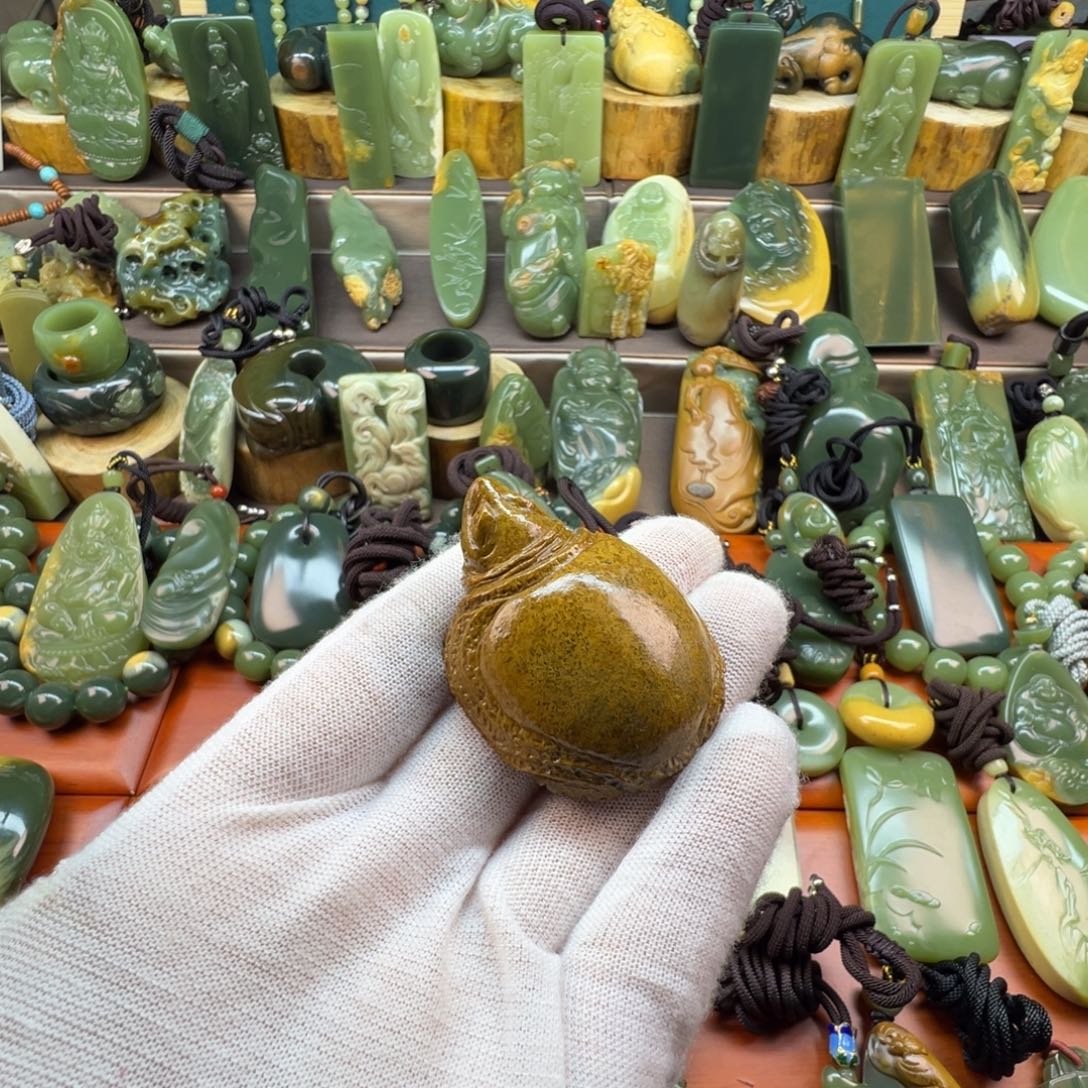 沙***飞岫岩河磨玉（透闪石质玉）未镶嵌颈饰