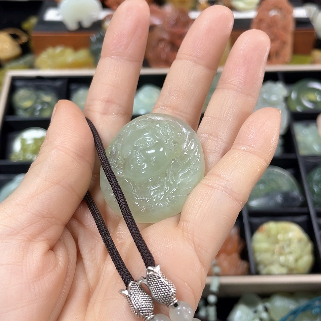 蛇纹石玉颈饰未镶嵌