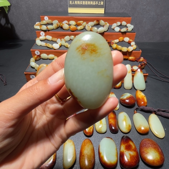 大***士和田玉未镶嵌颈饰