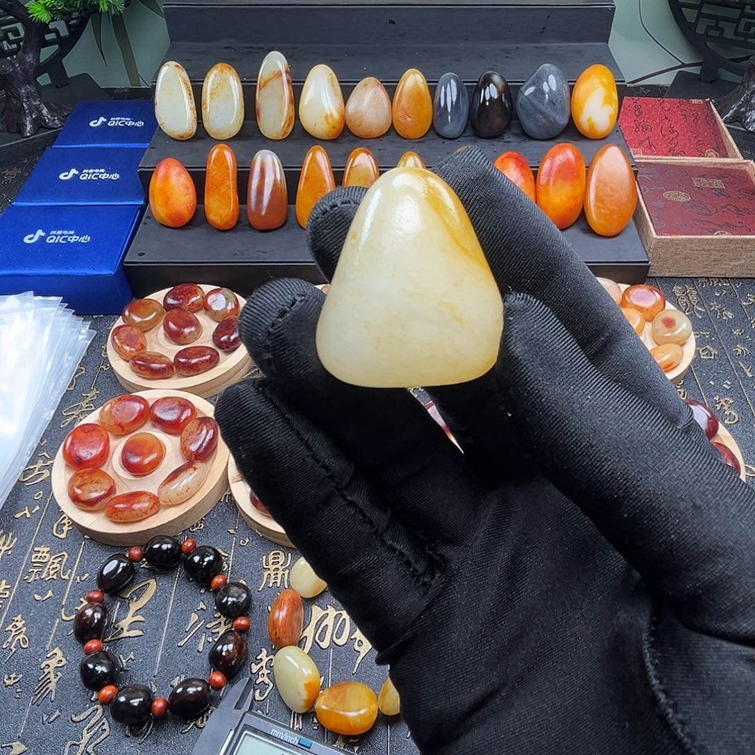 和田玉未镶嵌吊坠(赠链)