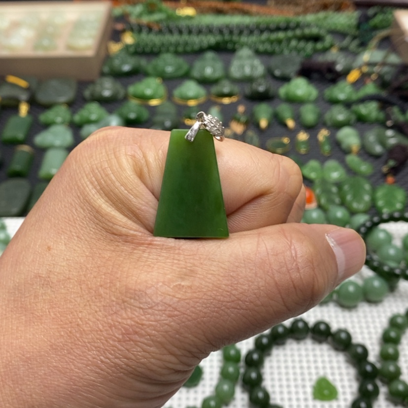 【闪购商品】和田玉（碧玉）颈饰未镶嵌杨***?