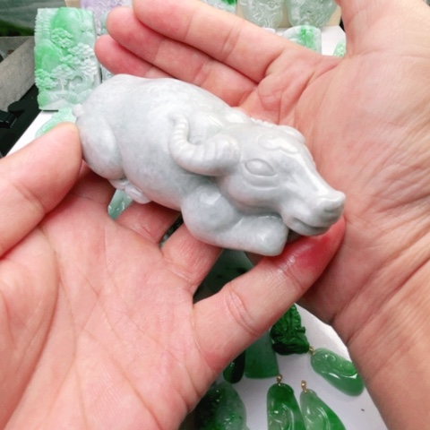 翡翠颈饰未镶嵌?****郑翡翠