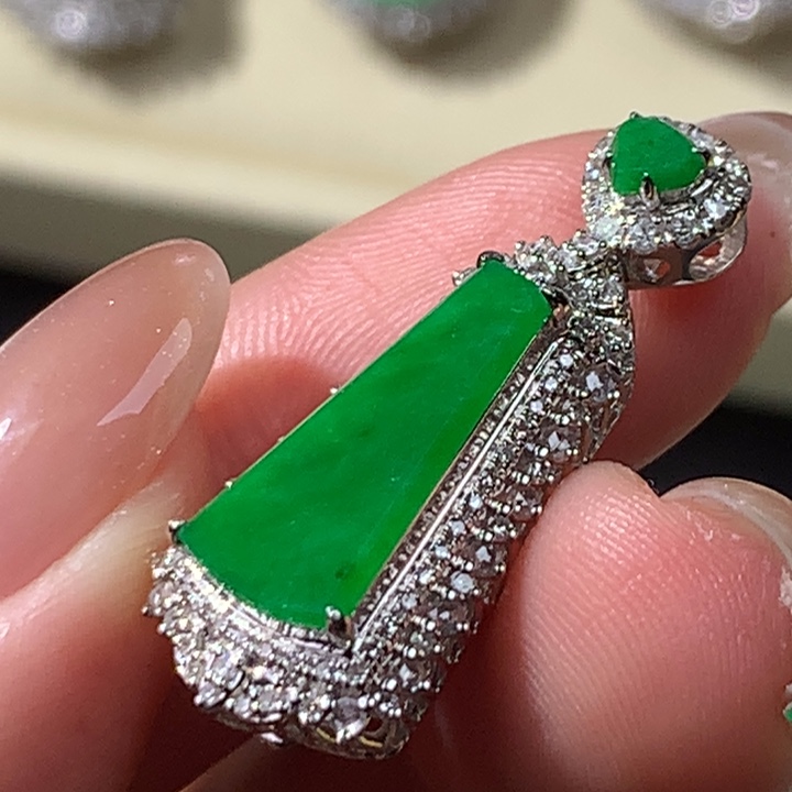 翡翠18K金镶嵌吊坠(不含链)绿无事牌