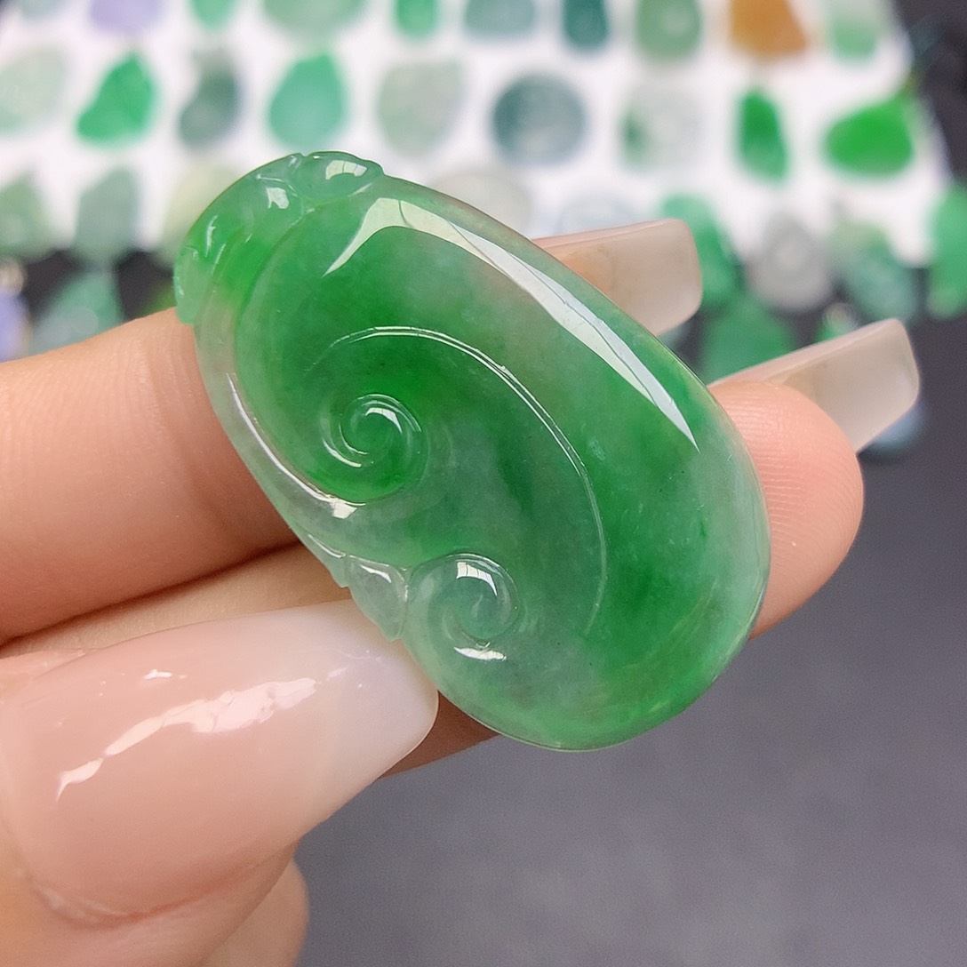 翡翠未镶嵌颈饰如意