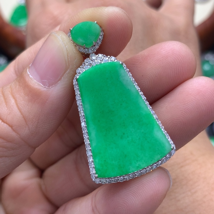 翡翠吊坠(不含链)18K金镶嵌