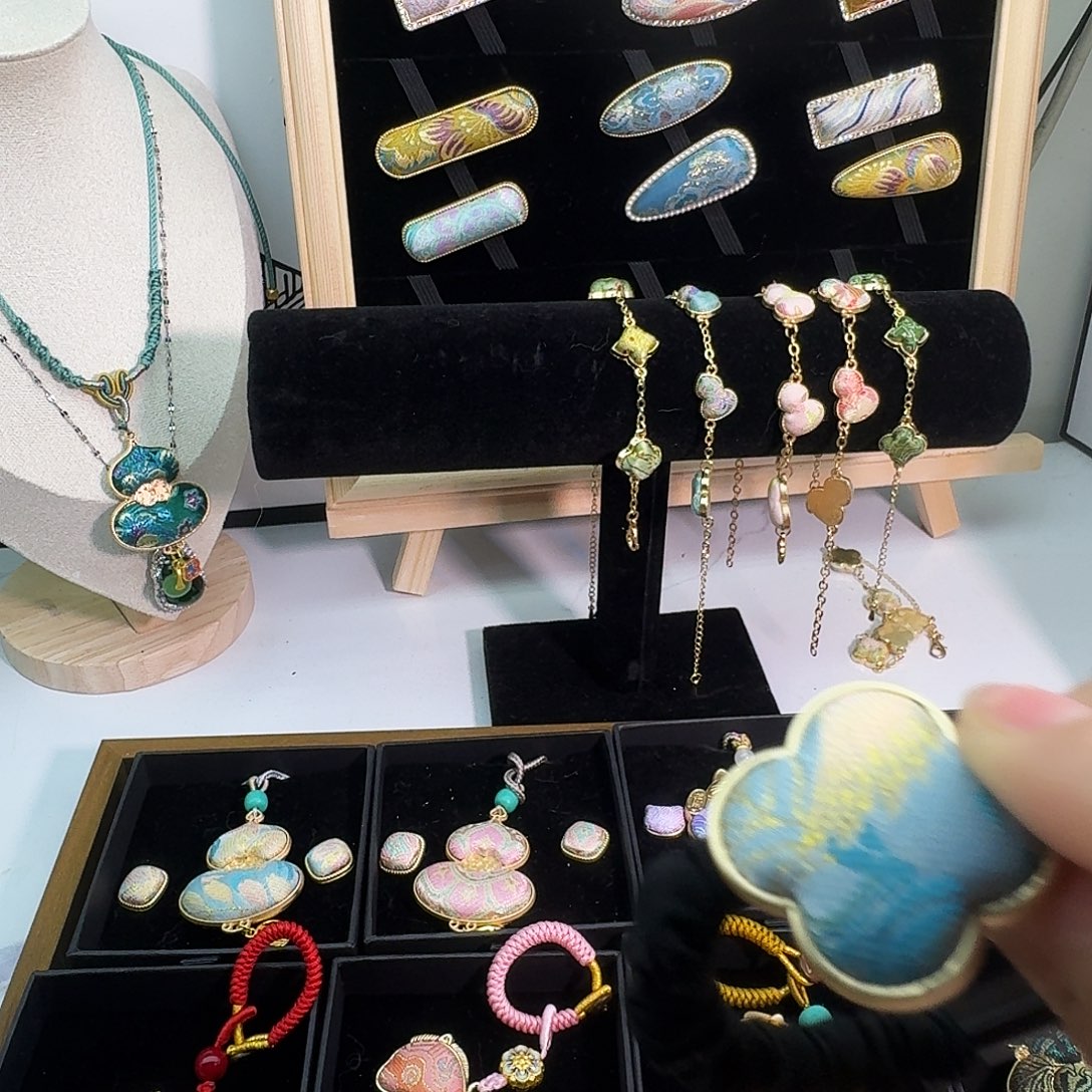 丫***薇花岗石铁合金四叶草发圈