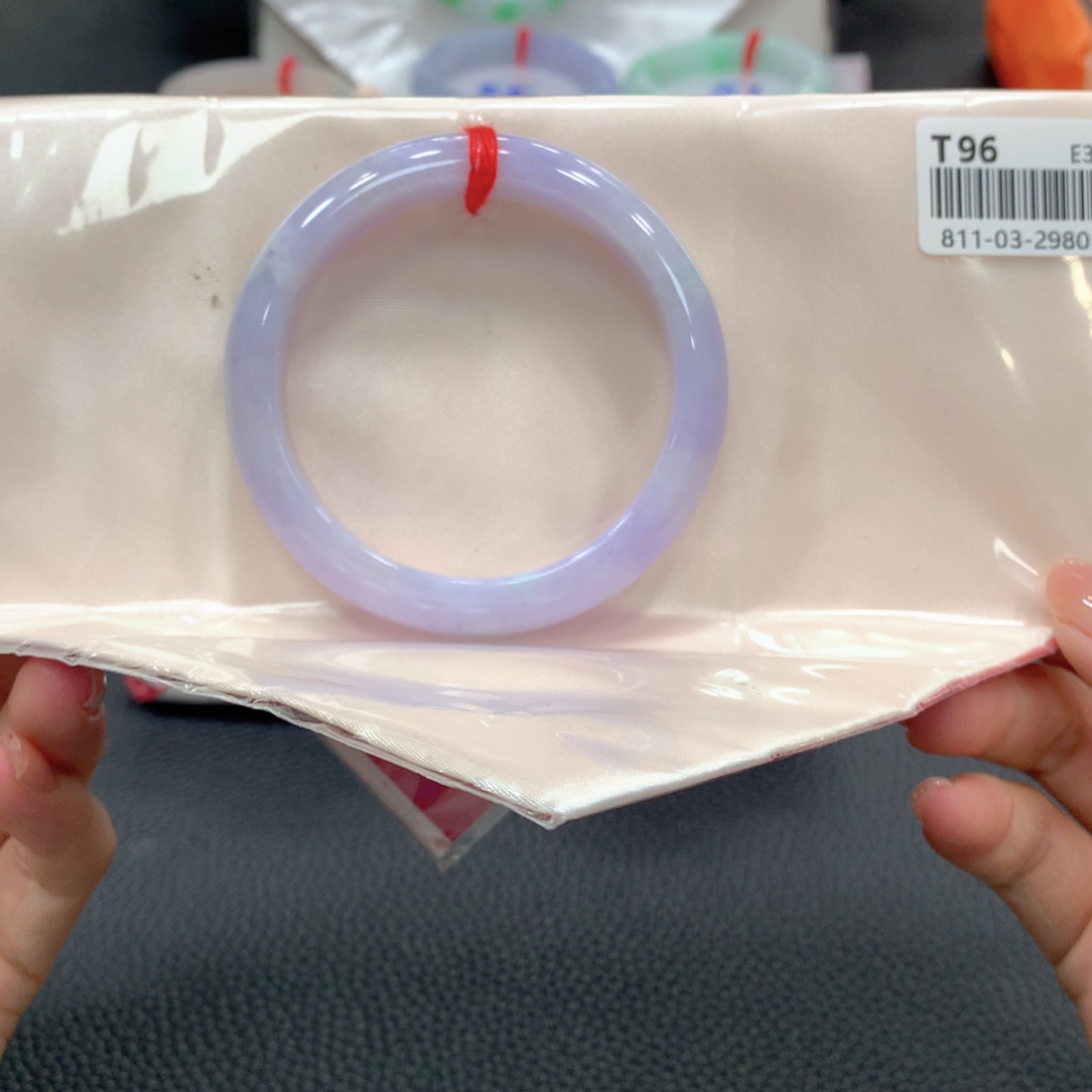 翡翠手镯未镶嵌翡翠