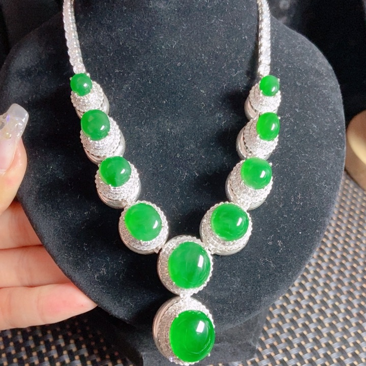 翡翠颈饰未镶嵌          