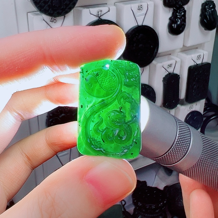 蛇纹石玉颈饰合金