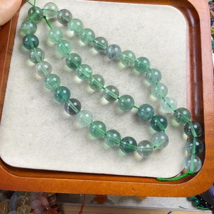 未镶嵌石英质玉（黄龙玉）珠宝奇石卡10绿莹圆珠一条