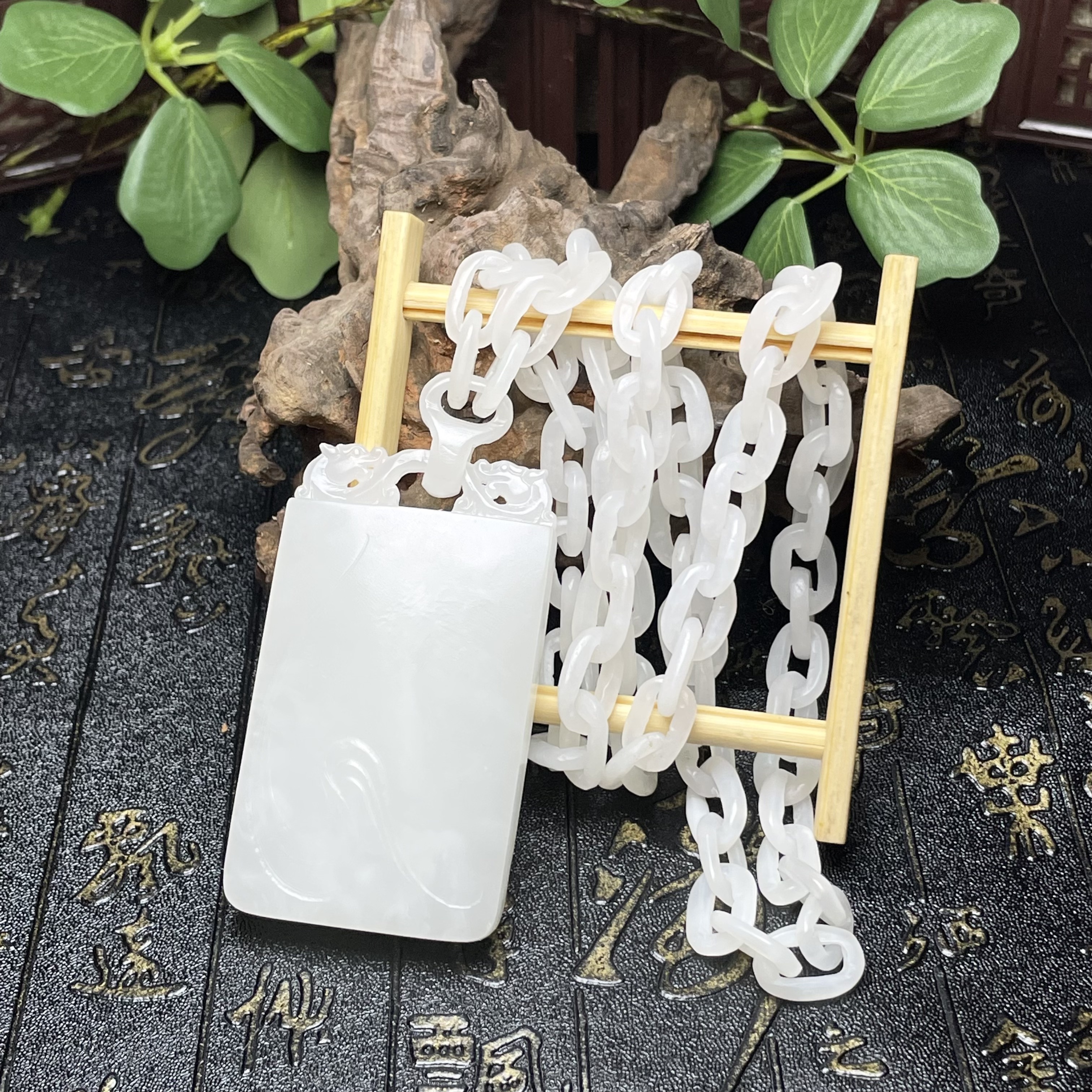 新疆和田玉白玉一体链挂件留皮光白籽 链条王树纯手工雕刻