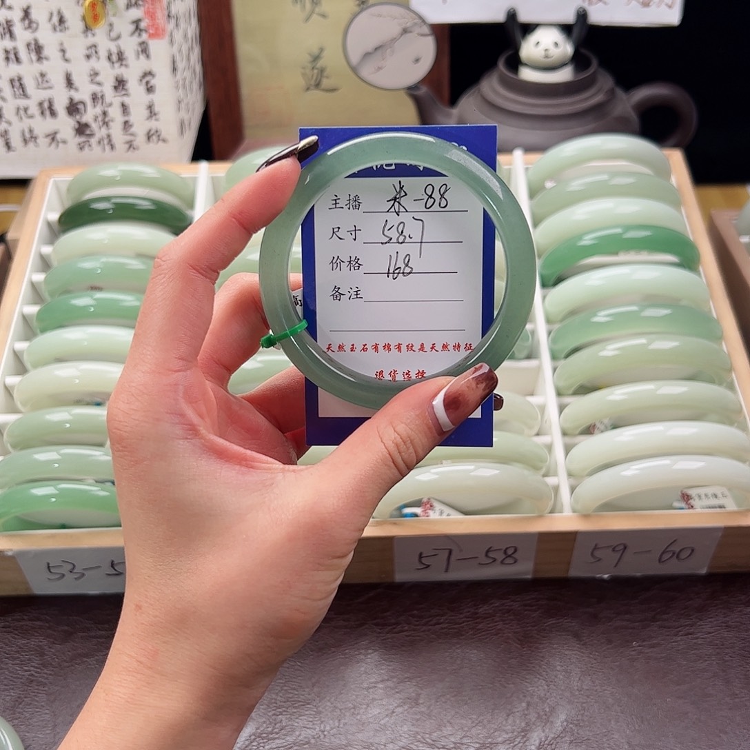 知***否石英质玉未镶嵌手镯