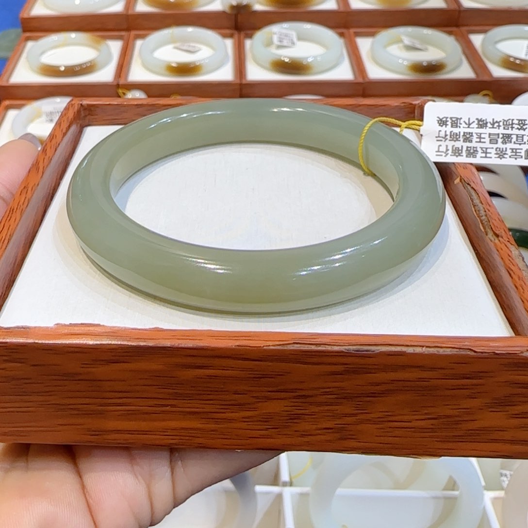 和田玉手镯未镶嵌有****座