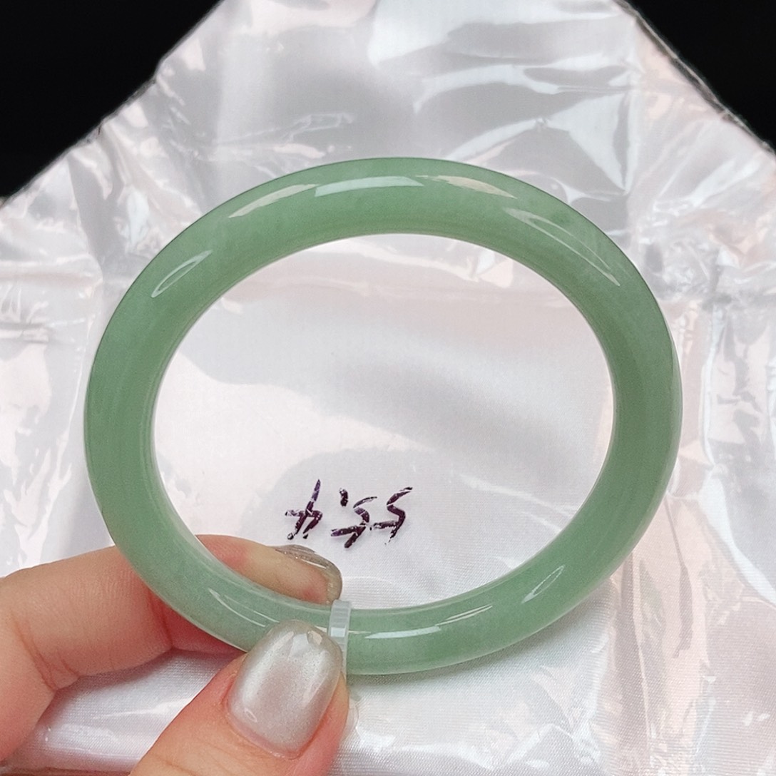 翡翠手镯未镶嵌甜绿圆条