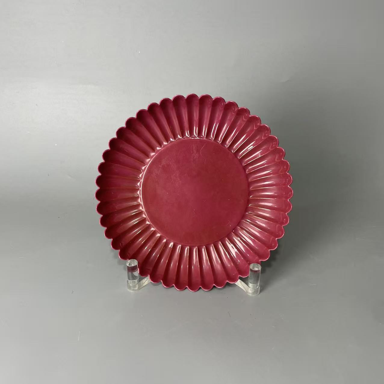 胭脂红单色釉菊瓣盘