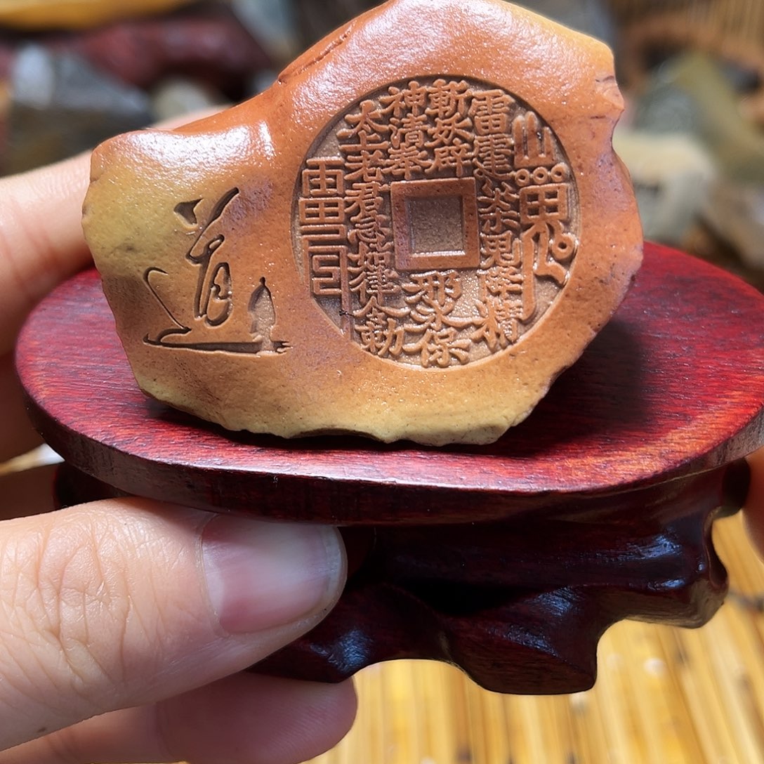 新疆原石雕刻手把件