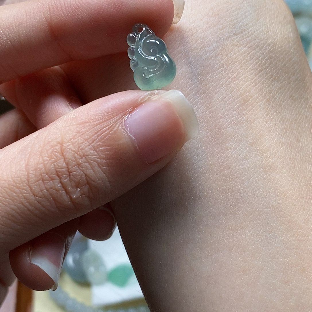 翡翠颈饰未镶嵌闪