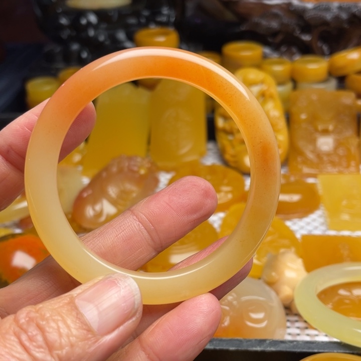 未镶嵌石英质玉（黄龙玉）颈饰