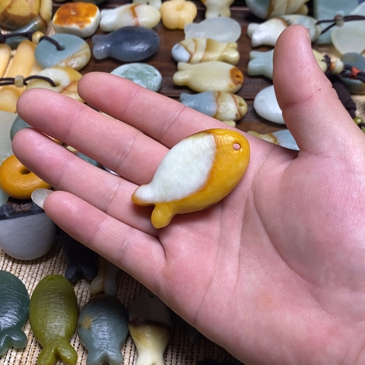 ****6蛇纹石玉未镶嵌颈饰