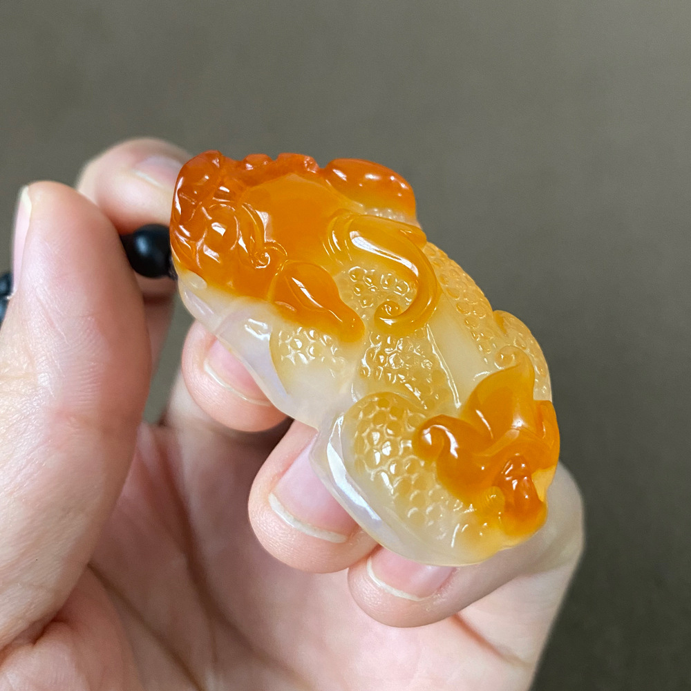 天然正品俏色玉髓玛瑙貔貅吊坠 如意貔貅挂件 玉坠