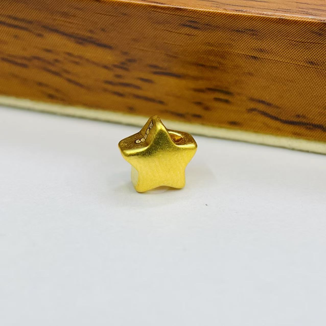 新金社黄金足金999五角星隔珠DP1828-0200