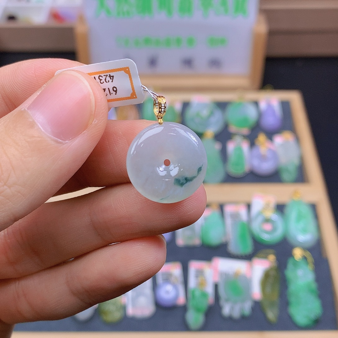 翡翠18K金镶嵌颈饰翡翠