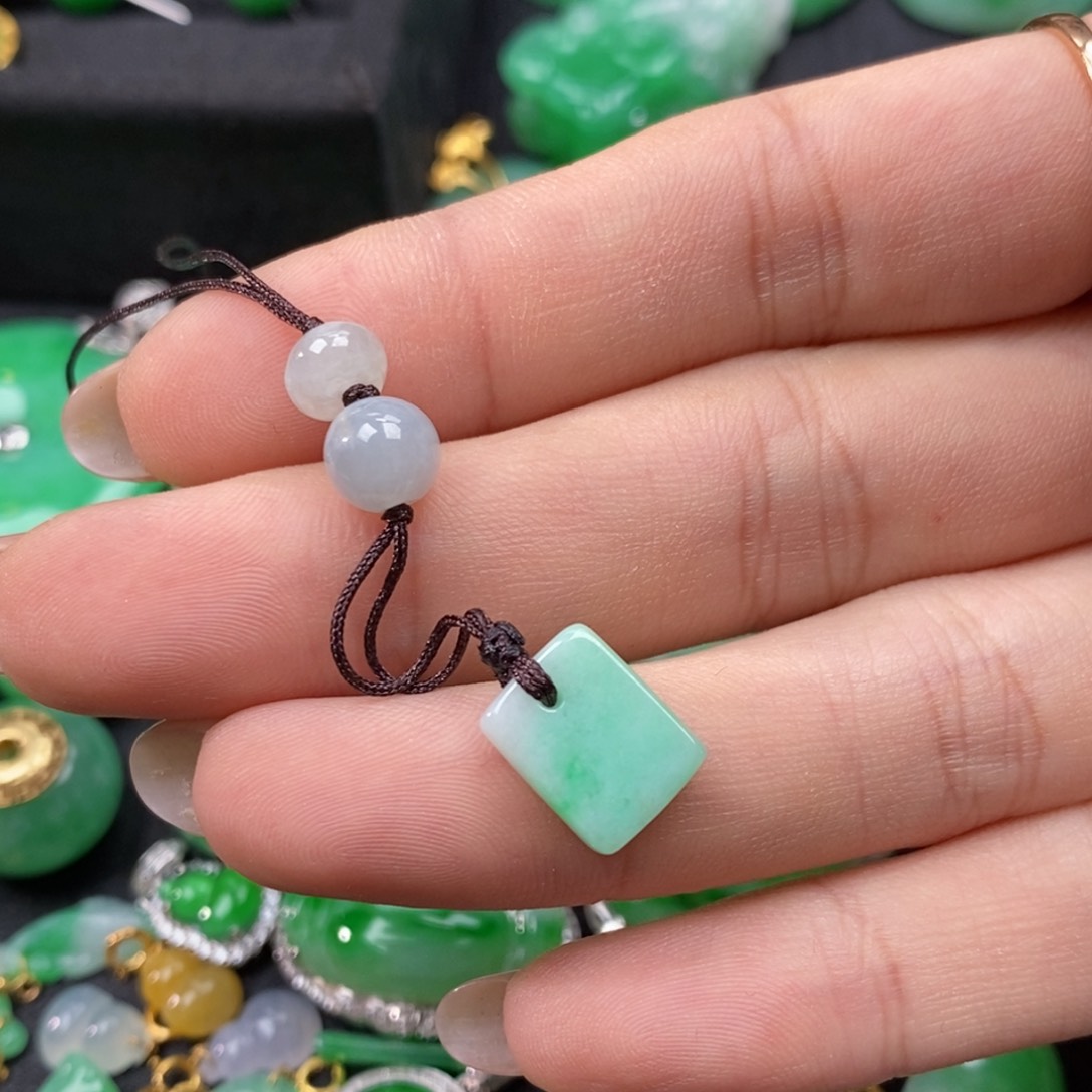 翡翠颈饰未镶嵌翡翠