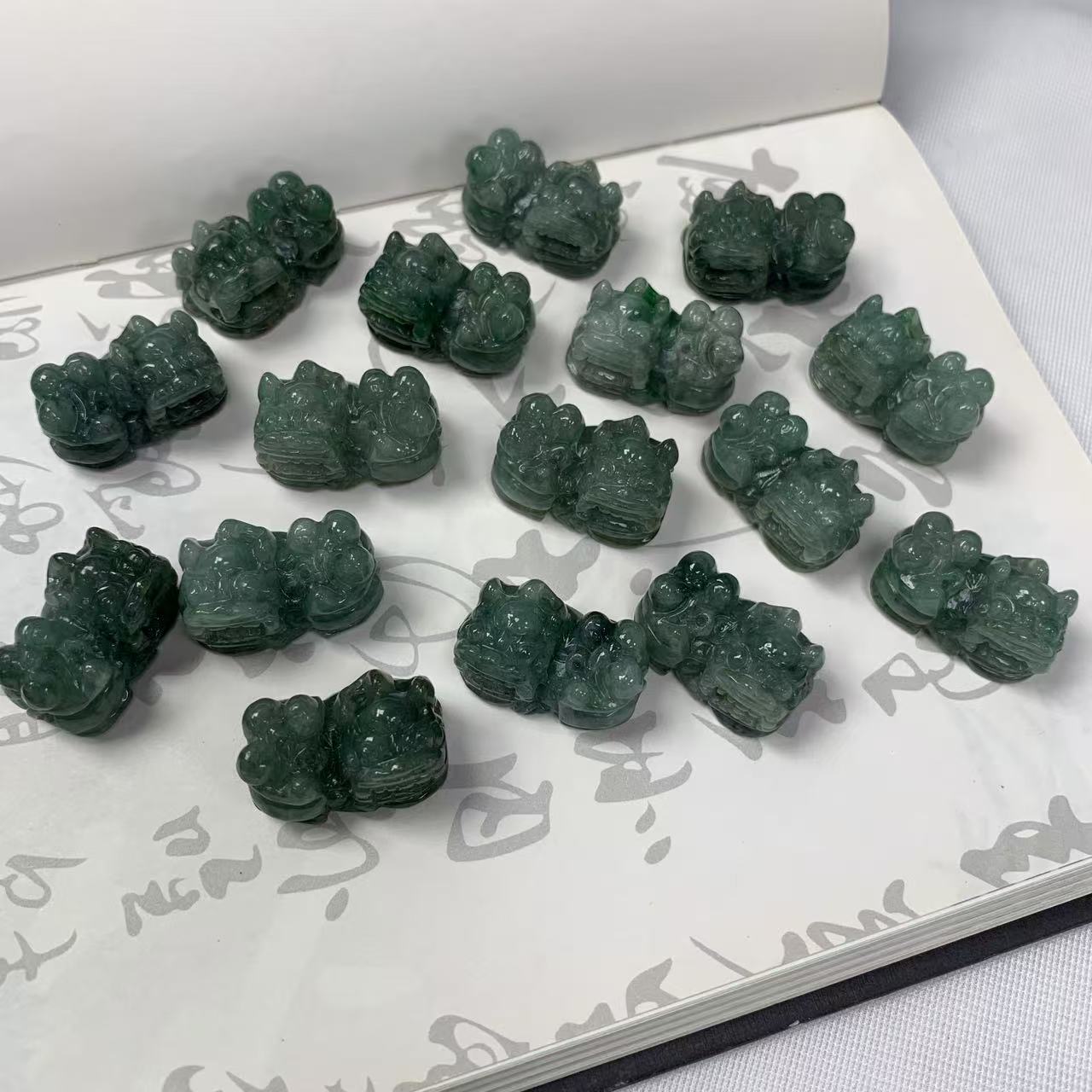 天然A货翡翠油青小巧玲珑霸王貔貅（尾部有孔）玉坠-多样性发其一