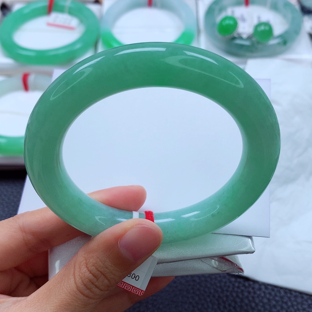 翡翠手镯未镶嵌55果绿 强推