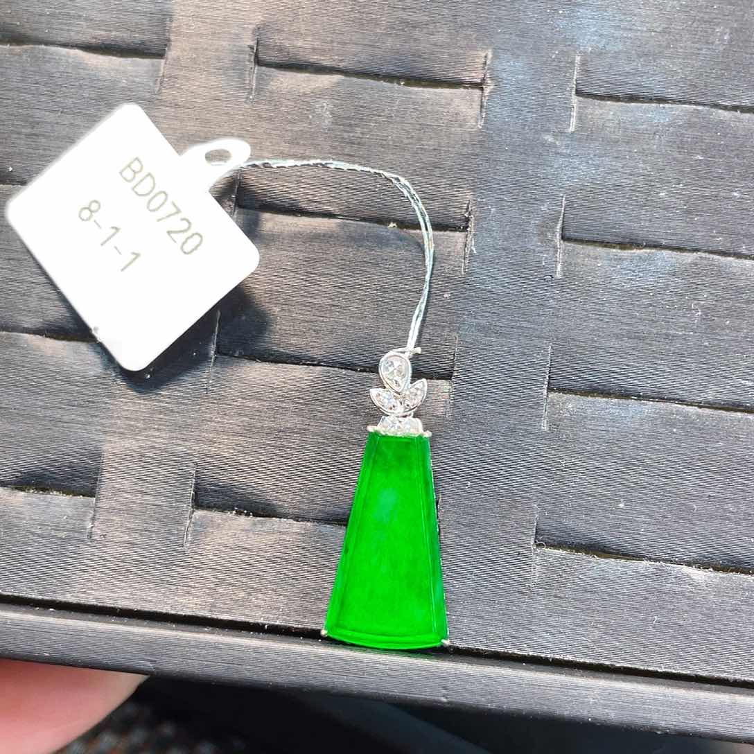 翡翠挂件18K金镶嵌Y**n天然翡翠