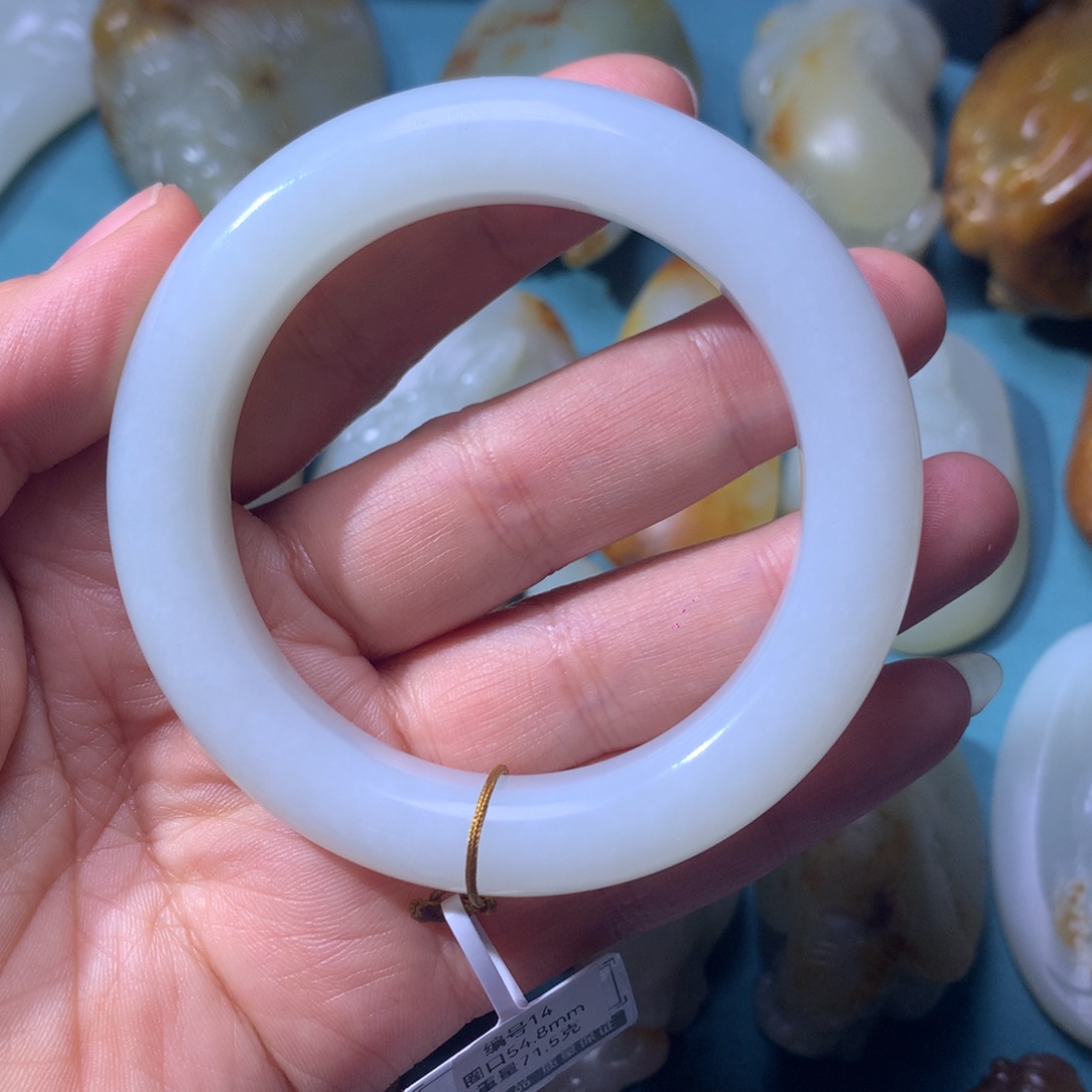 和田玉挂件未镶嵌好****?