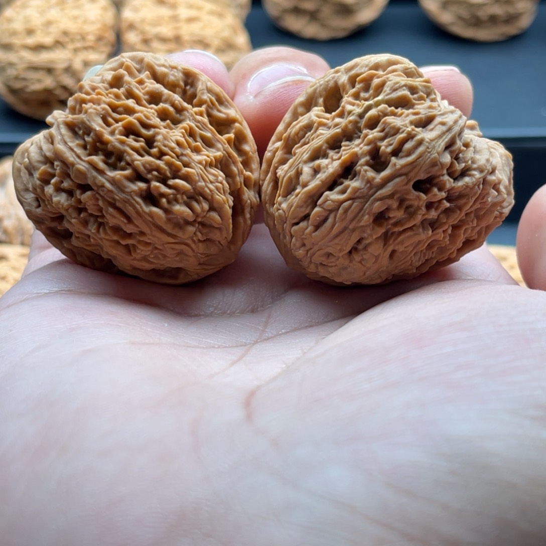 文玩核桃吊坠天残疆，37.8有星星点点黄点，，258