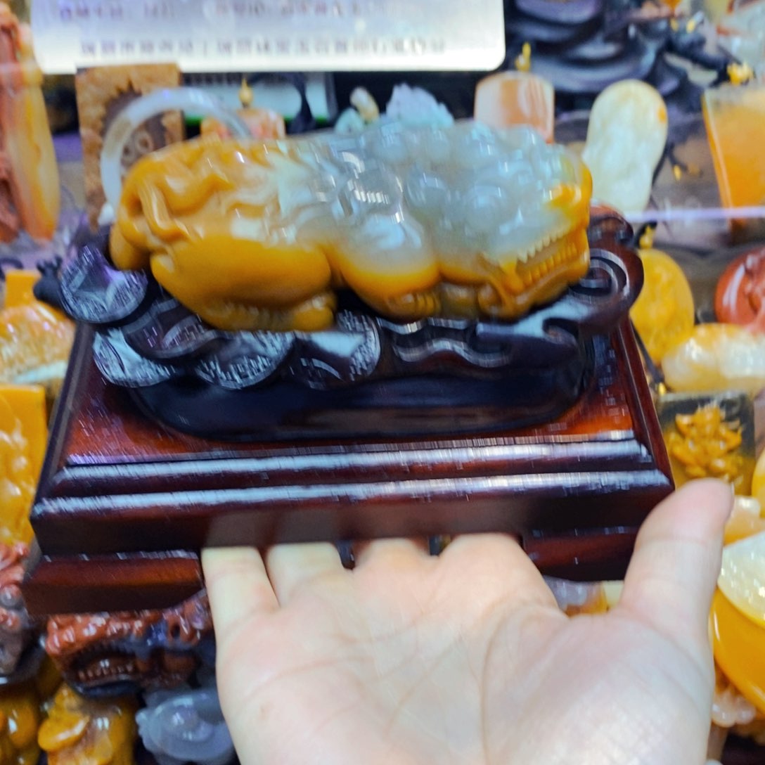 未镶嵌石英质玉（黄龙玉）颈饰