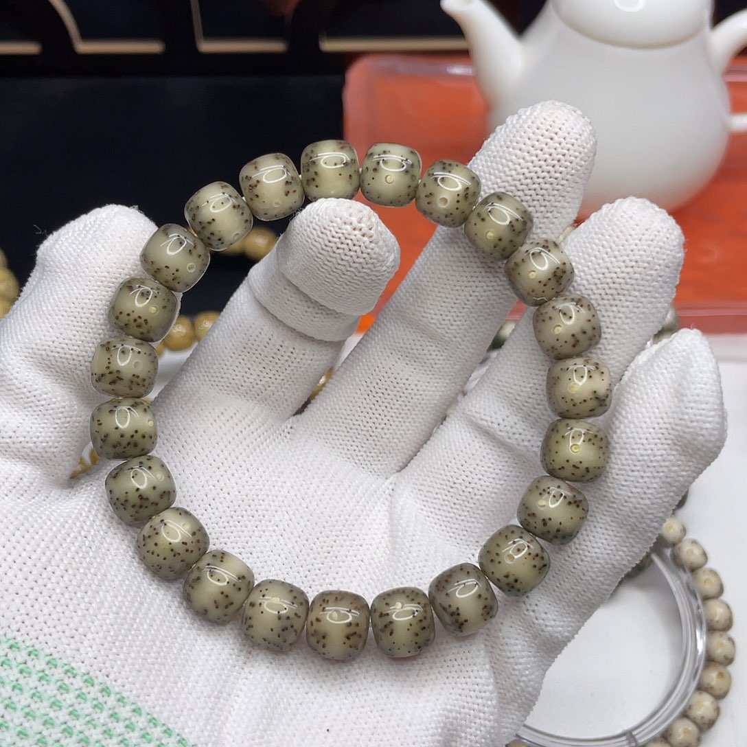 吊坠星月菩提10。10/9绿冰通体留白牛毛星